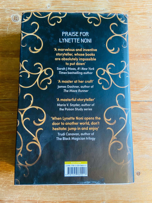 The Gilded Cage - Lynette Noni