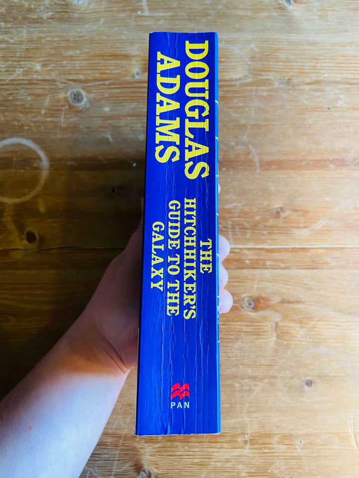 The Hitchhiker's Guide to the Galaxy Omnibus - Douglas Adams